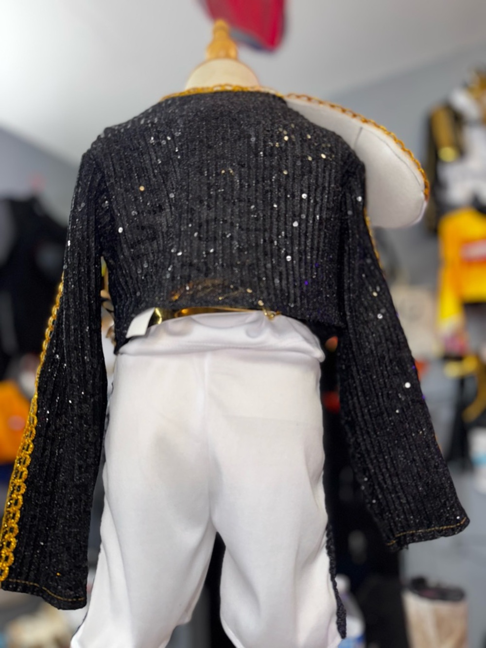 Rumi Golden costume - Picture 14 of 15